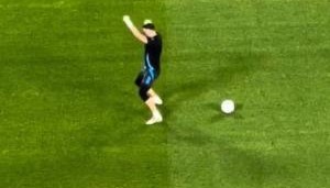 你好骚啊大马丁赛前热身，标志性的魔性舞蹈再现球场