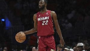 科尔：维金斯是我最喜欢的球员之一 希望他别在我们头上砍下42分